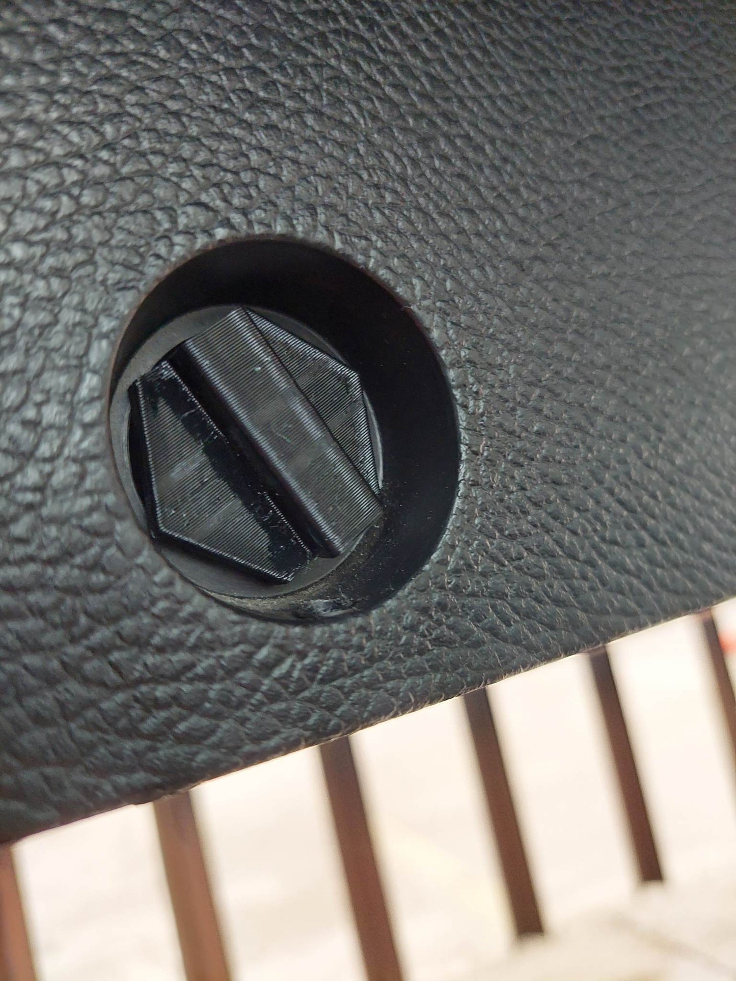 Закопчалка за кори/капачета/жабки за багажник VW/AUDI/SKODA/SEAT