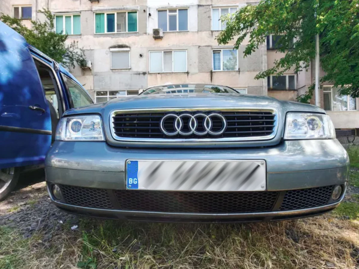 Audi A4 B5 Facelift средна решетка за броня тип "пчелна пита"
