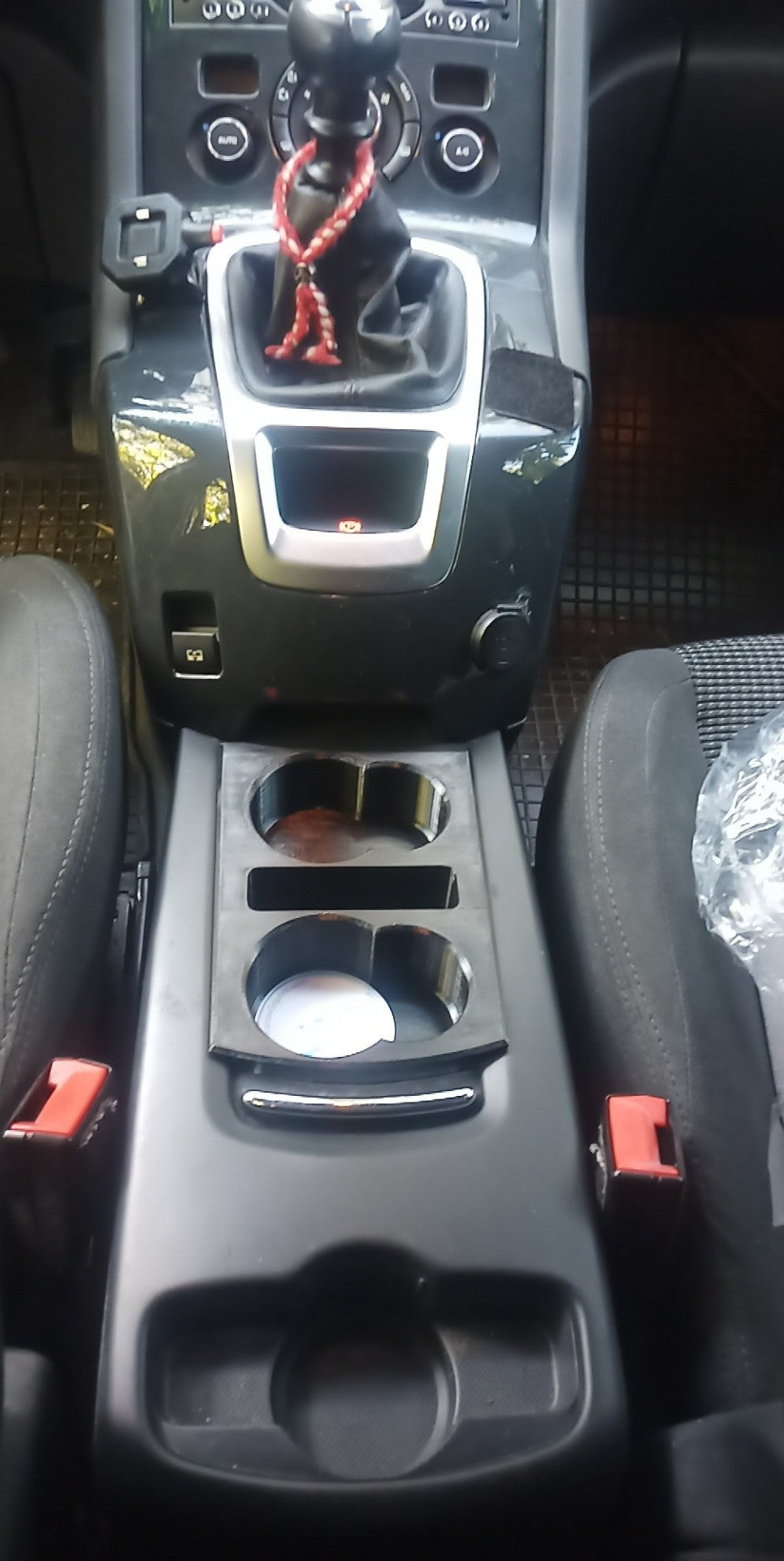 Peugeot 5008 2009–2016 поставка за чаши