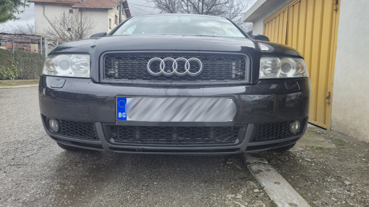 Audi A4 B6 Средна решетка за обикновена броня тип пчелна пита